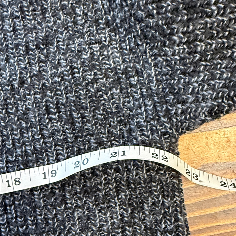 Woman’s  ALO Yoga Black and Gray Marl Cropped Pullover Sweater 1/4 zip. Med. ECU - Picture 8 of 9